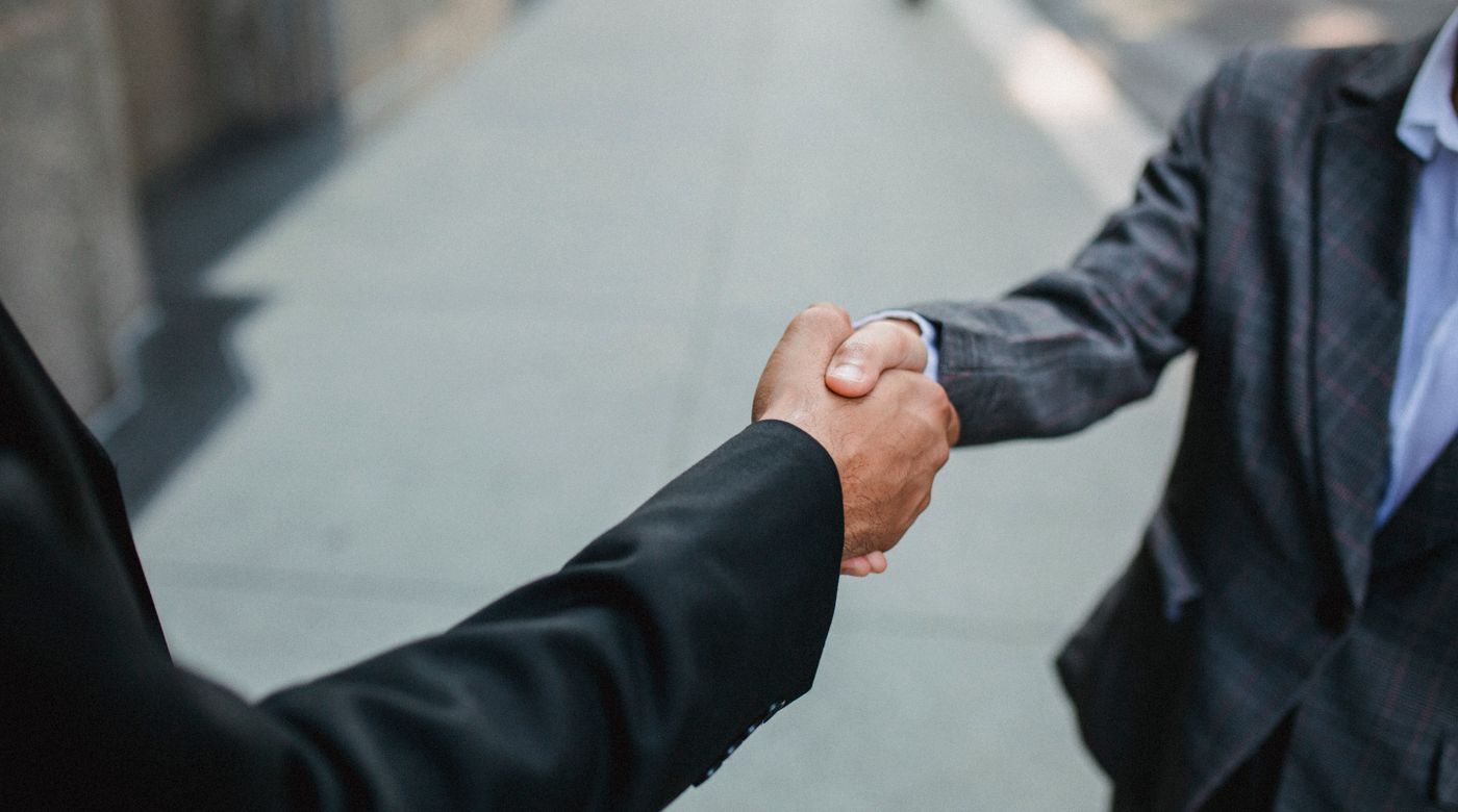 Deux dirigeants se serrent la main à contre-jour